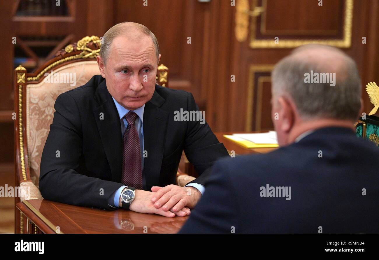 Moskau, Russland. 25. Dezember 2018. Der russische Präsident Wladimir Putin bei einem Treffen mit dem Kp-Chef Gennadi Sjuganow, rechts, im Kreml Dezember 25, 2018 in Moskau, Russland. Credit: Planetpix/Alamy leben Nachrichten Stockfoto