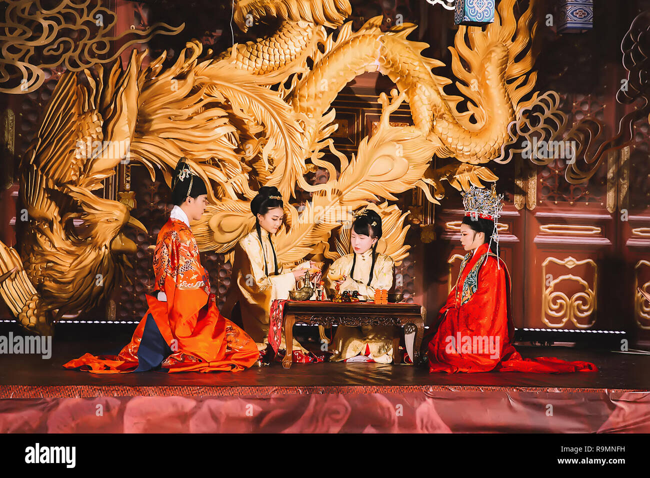 Dezember 26, 2018 - Hainin, Hainin, China - Haining, CHINA - ein Mädchen sechs Jahre verbrachte, Vorbereiten für ihre Traditionelle chinesische Hochzeit in Haining, Osten ChinaÃ¢â'¬â"¢s Zhejiang Provinz. (Bild: © SIPA Asien über ZUMA Draht) Stockfoto