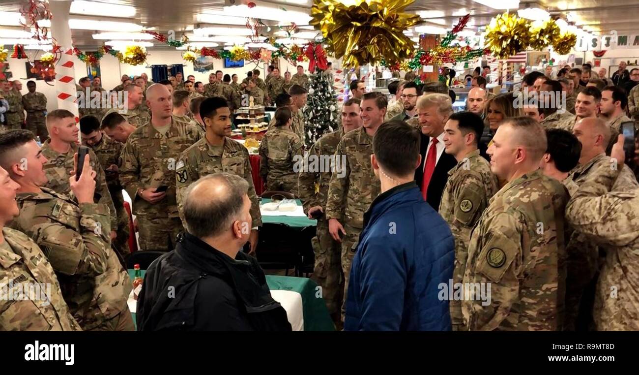 Al Anbar, Irak. 26 Dez, 2018. Us-Präsident Donald Trump grüßt U.S. Army Rangers während einer Überraschung zu al-Asad Air Base 26 Dezember, 2018 in Al Anbar, Irak. Der Präsident und die First Lady verbrachte etwa drei Stunden am zweiten Weihnachtstag im Al Asad, im westlichen Irak entfernt, ihre erste Reise Truppen in Übersee zu besuchen seit seinem Amtsantritt. Credit: Planetpix/Alamy leben Nachrichten Stockfoto