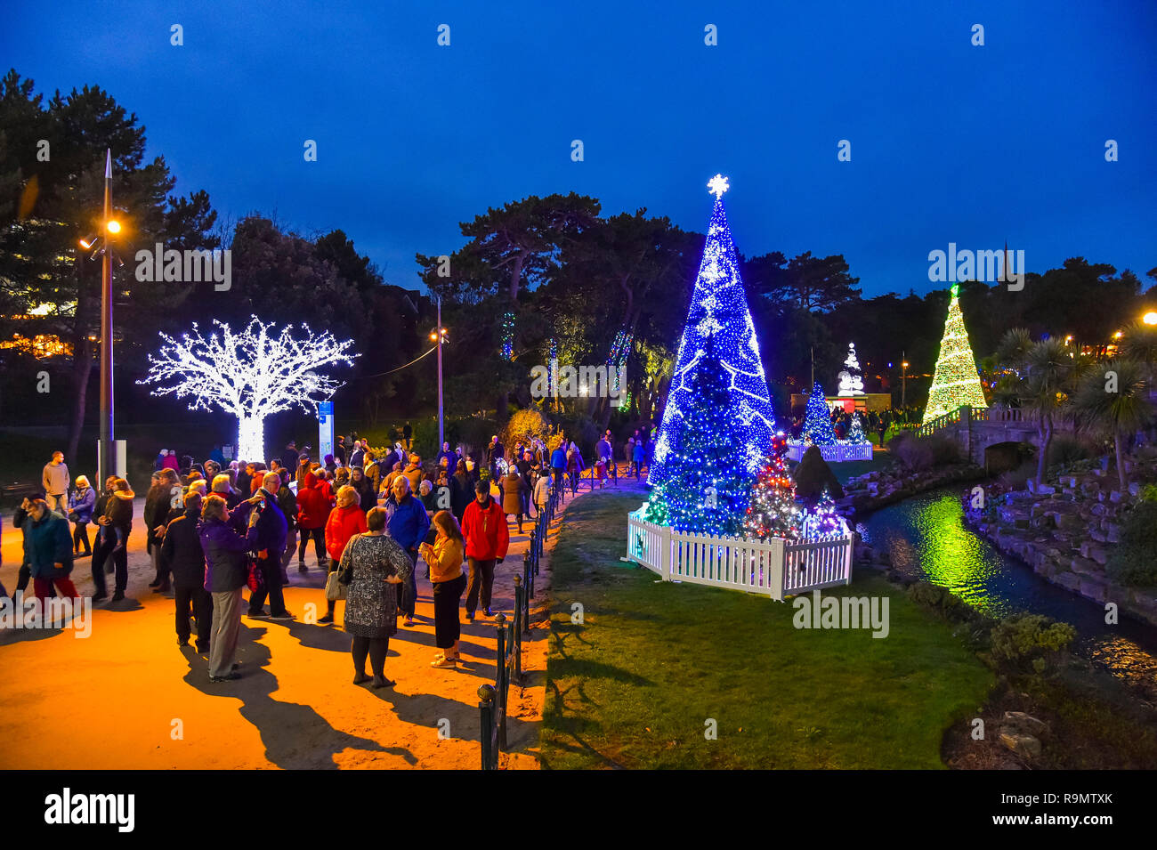 Bournemouth, Dorset, Großbritannien. 26. Dezember 2018. Menschenmassen visiit den Weihnachtsbaum Wunderland am unteren Gärten in Bournemouth, Dorset, Großbritannien am zweiten Weihnachtstag. Foto: Graham Jagd-/Alamy leben Nachrichten Stockfoto