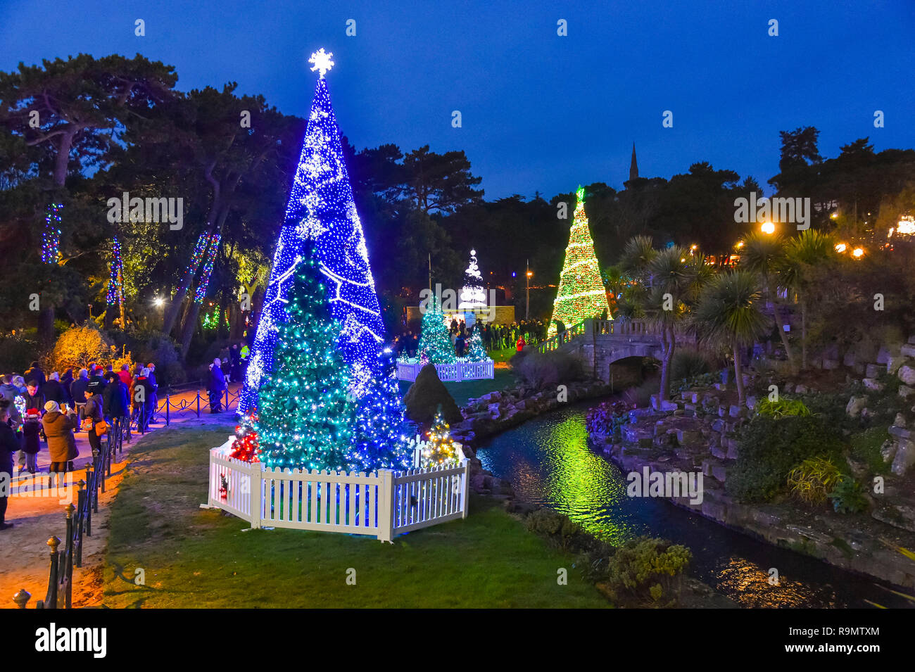 Bournemouth, Dorset, Großbritannien. 26. Dezember 2018. Menschenmassen visiit den Weihnachtsbaum Wunderland am unteren Gärten in Bournemouth, Dorset, Großbritannien am zweiten Weihnachtstag. Foto: Graham Jagd-/Alamy leben Nachrichten Stockfoto