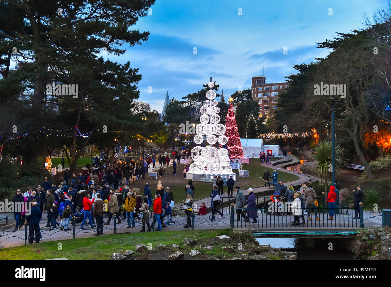 Bournemouth, Dorset, Großbritannien. 26. Dezember 2018. Menschenmassen visiit den Weihnachtsbaum Wunderland am unteren Gärten in Bournemouth, Dorset, Großbritannien am zweiten Weihnachtstag. Foto: Graham Jagd-/Alamy leben Nachrichten Stockfoto