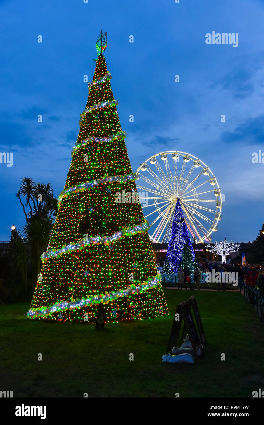 Bournemouth, Dorset, Großbritannien. 26. Dezember 2018. Menschenmassen visiit den Weihnachtsbaum Wunderland am unteren Gärten in Bournemouth, Dorset, Großbritannien am zweiten Weihnachtstag. Foto: Graham Jagd-/Alamy leben Nachrichten Stockfoto