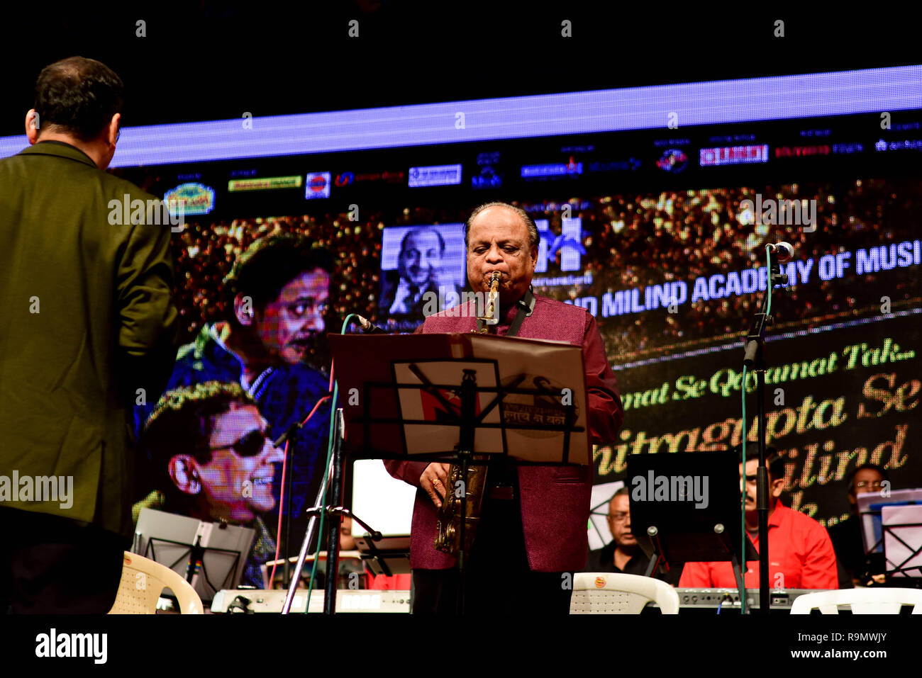 Musiker führt an Anand-Milind musikalische Nacht am Shanmukhanand Auditorium in Mumbai. Die musikalische Nacht von Milind Musikalische Akademie veranstaltet, ist eine besondere Hommage an den legendären Sänger Md. Rafi auf seinem 99. Geburtstag. Stockfoto