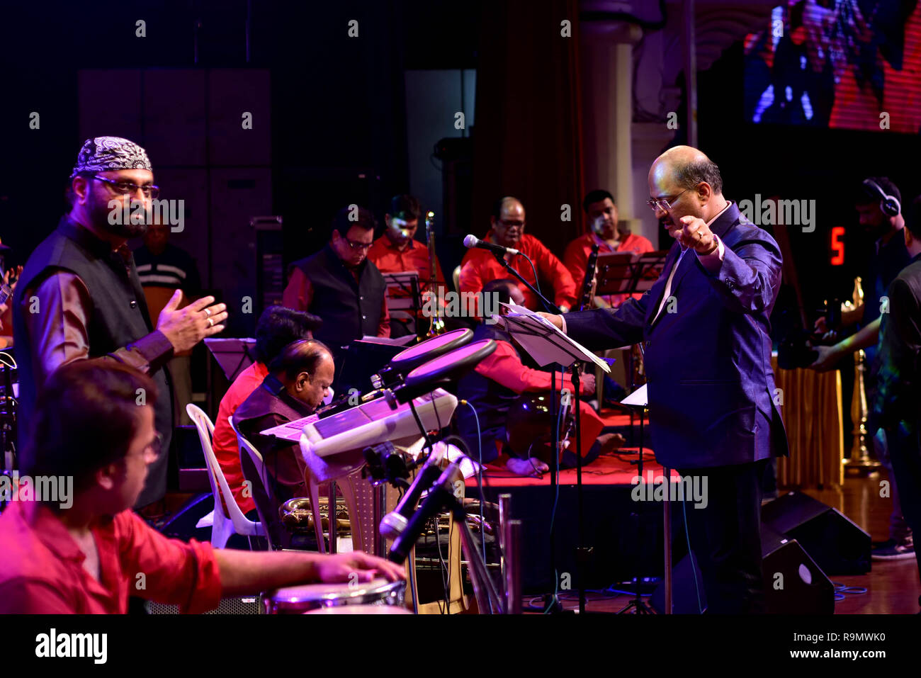 Musiker führt an Anand-Milind musikalische Nacht am Shanmukhanand Auditorium in Mumbai. Die musikalische Nacht von Milind Musikalische Akademie veranstaltet, ist eine besondere Hommage an den legendären Sänger Md. Rafi auf seinem 99. Geburtstag. Stockfoto