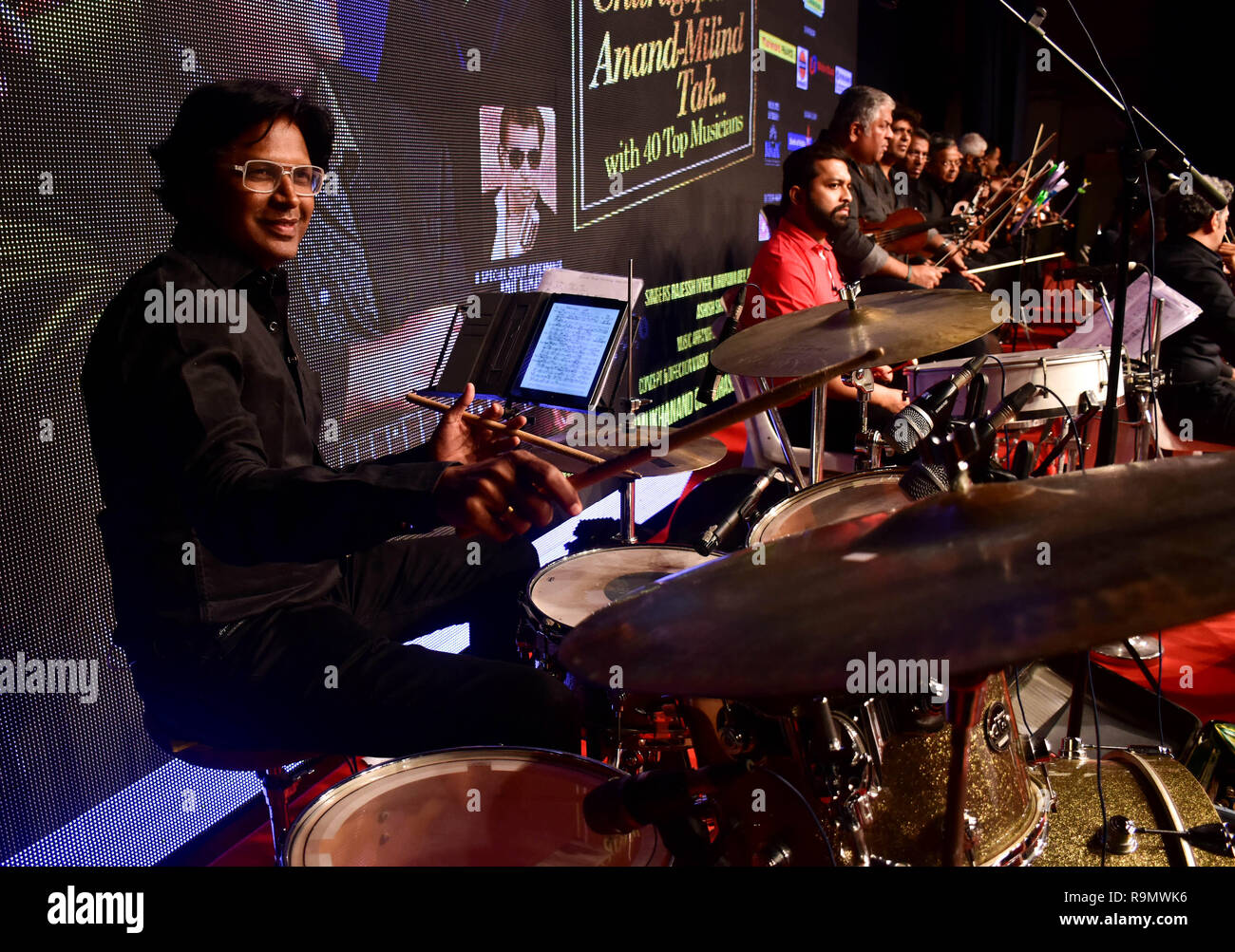 Schlagzeuger führt an Anand-Milind musikalische Nacht am Shanmukhanand Auditorium in Mumbai. Die musikalische Nacht von Milind Musikalische Akademie veranstaltet, ist eine besondere Hommage an den legendären Sänger Md. Rafi auf seinem 99. Geburtstag. Stockfoto