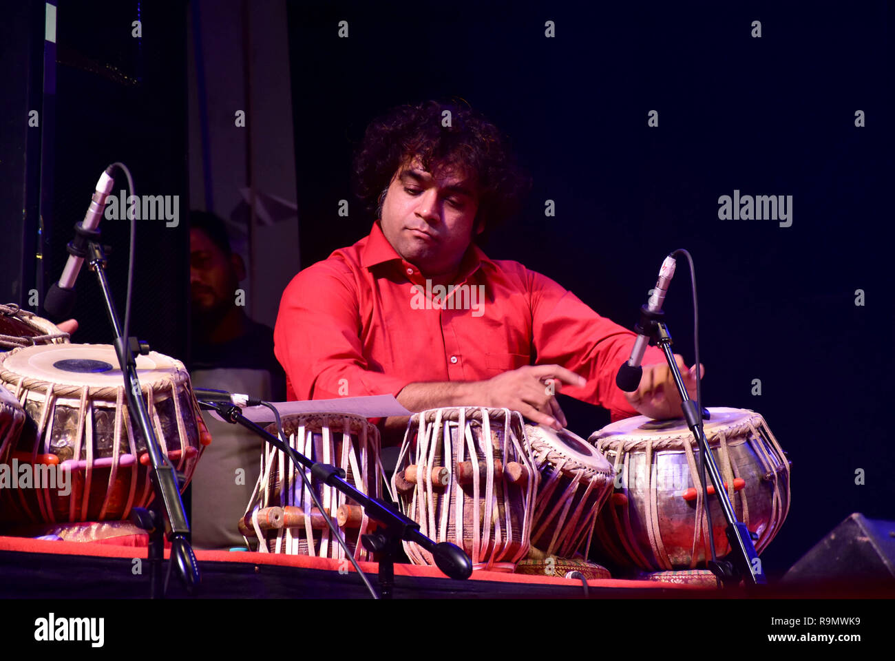 Schlagzeuger führt an Anand-Milind musikalische Nacht am Shanmukhanand Auditorium in Mumbai. Die musikalische Nacht von Milind Musikalische Akademie veranstaltet, ist eine besondere Hommage an den legendären Sänger Md. Rafi auf seinem 99. Geburtstag. Stockfoto