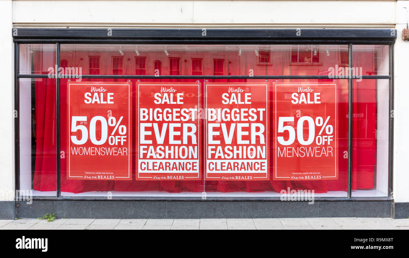 Worthing in Sussex, UK; 25. Dezember 2018; Große Rote Verkauf Zeichen im Shop Fenster Stockfoto