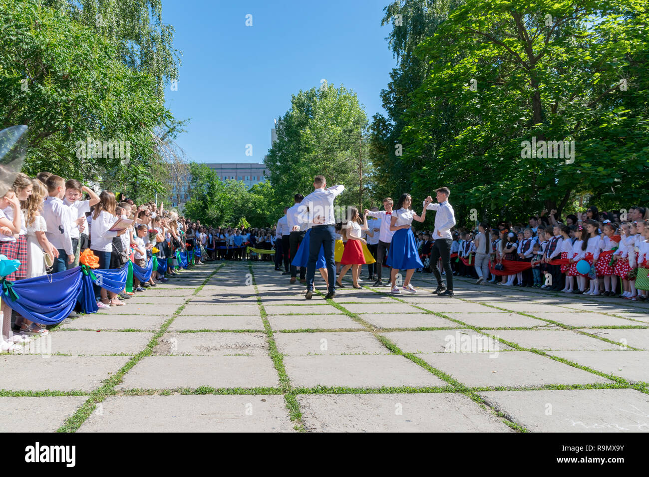 CHISINAU, REPUBLIK MOLDAU - 31. MAI 2018: Der letzte Tanz für die Schüler in Chisinau, Moldawien Tradition. Stockfoto