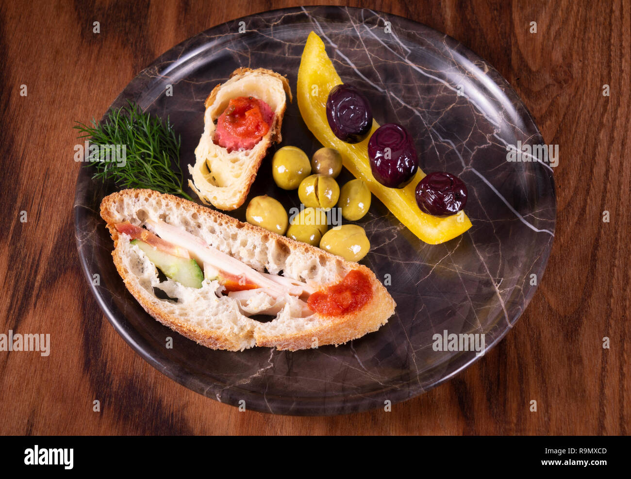 Nahaufnahme einer Sandwich. Sandwich mit Treffen, Prosciutto, Salami, Salat, Gemüse, Salat, Tomaten, Zwiebeln und Senf auf einer frischen in Scheiben geschnittenen Roggen Brea Stockfoto