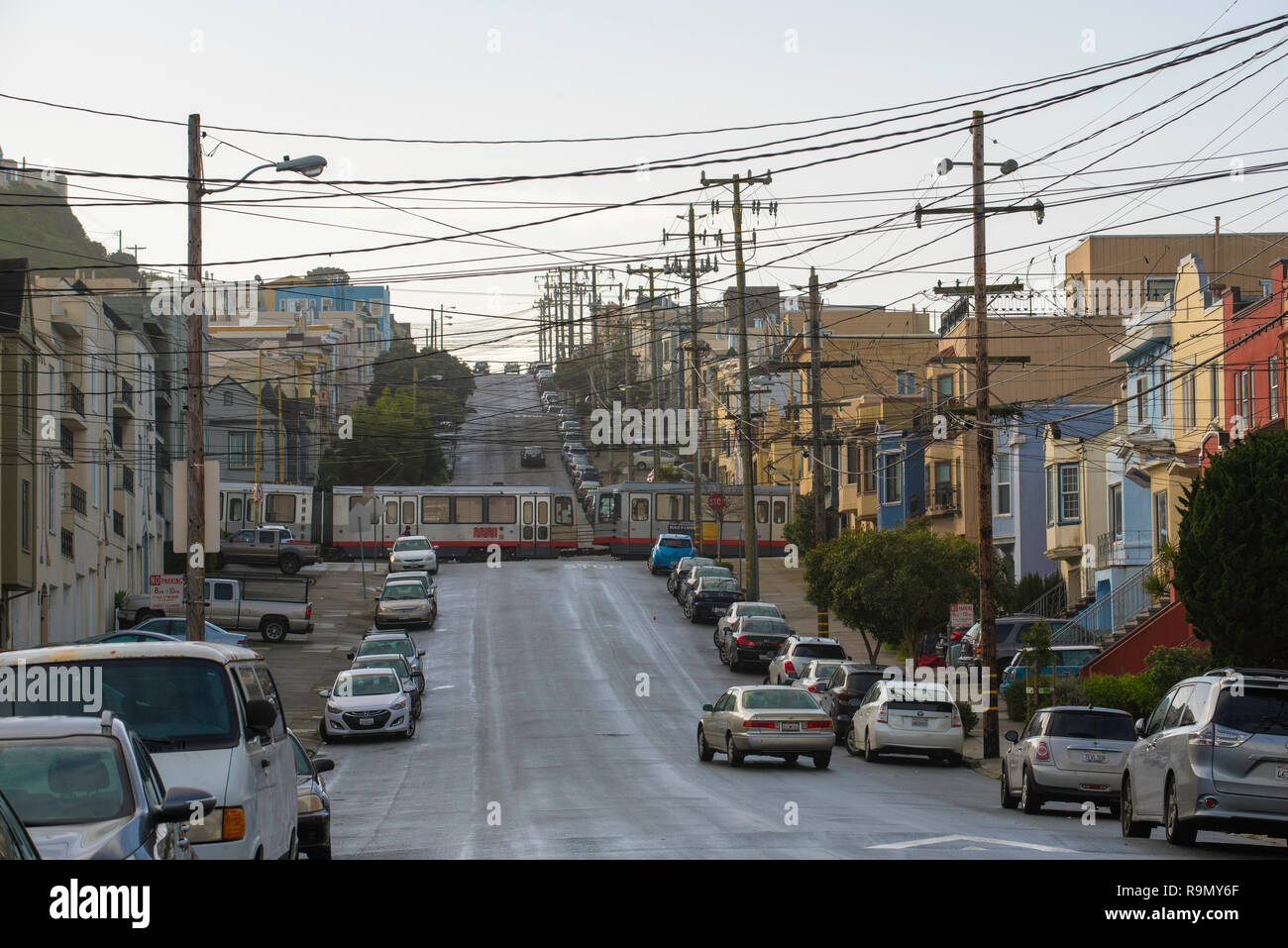 Jan 2017, San Francisco, Kalifornien, USA: Oberleitung und Strommasten Ausdehnung nach oben und unten und in einem der vielen hügeligen Straßen von San Francisco Stockfoto