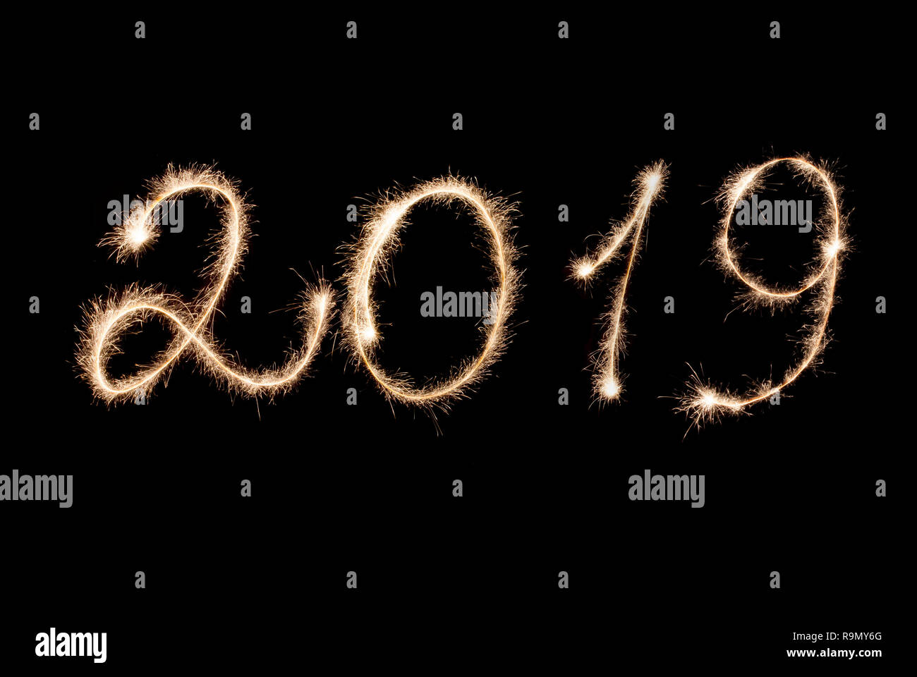 Frohes Neues Jahr 2019 Inschrift Wunderkerzen auf schwarzem Hintergrund. Stockfoto