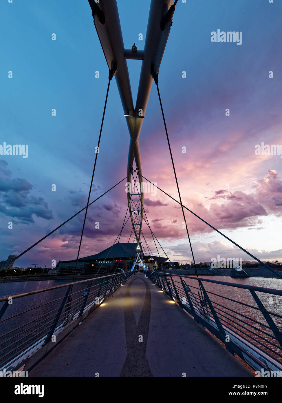 Tempe Town Lake in der Dämmerung Stockfoto