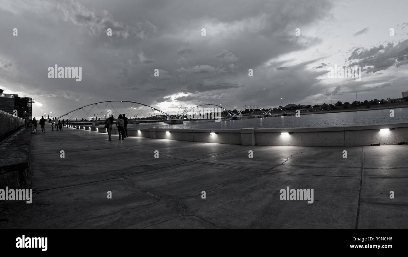 Tempe Town Lake in der Dämmerung Stockfoto