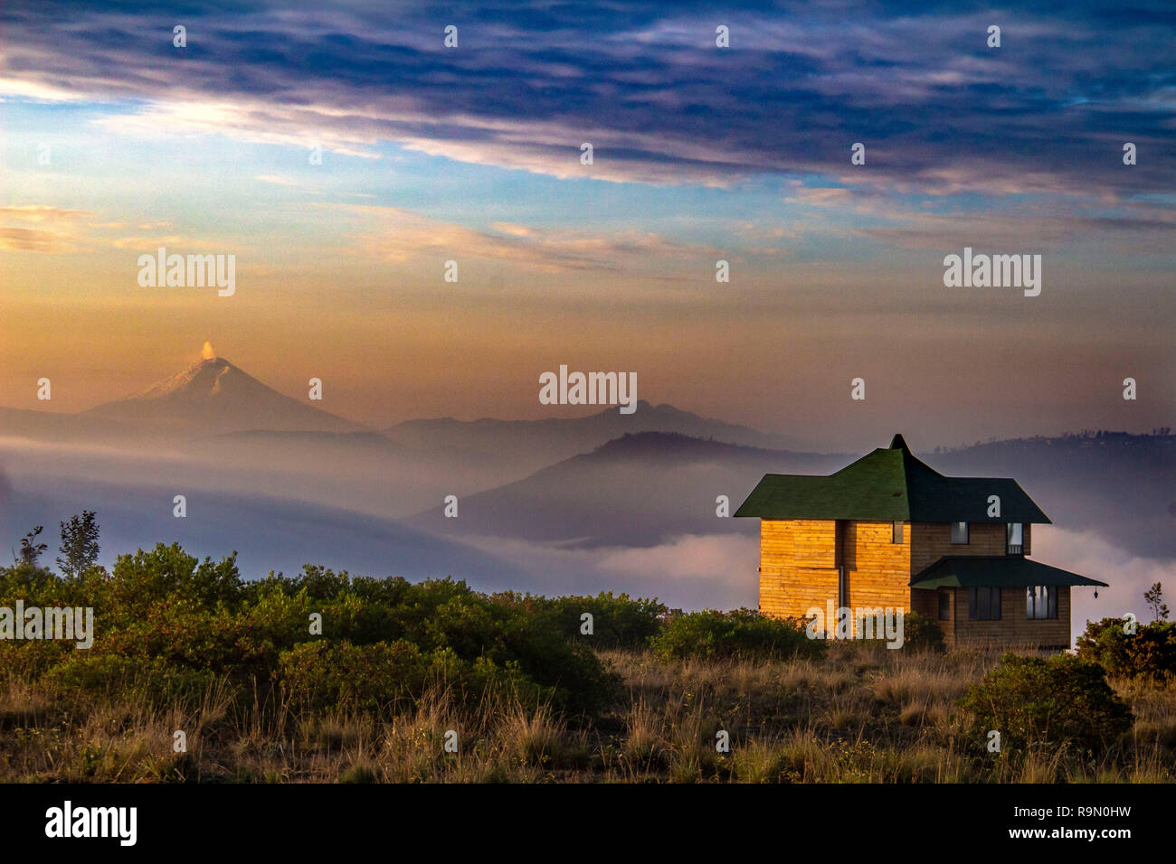 Sonnenaufgang in den Anden Dorf Machinguì, mit Vulkane Cotopaxi, Cayambe, Ecuador Stockfoto