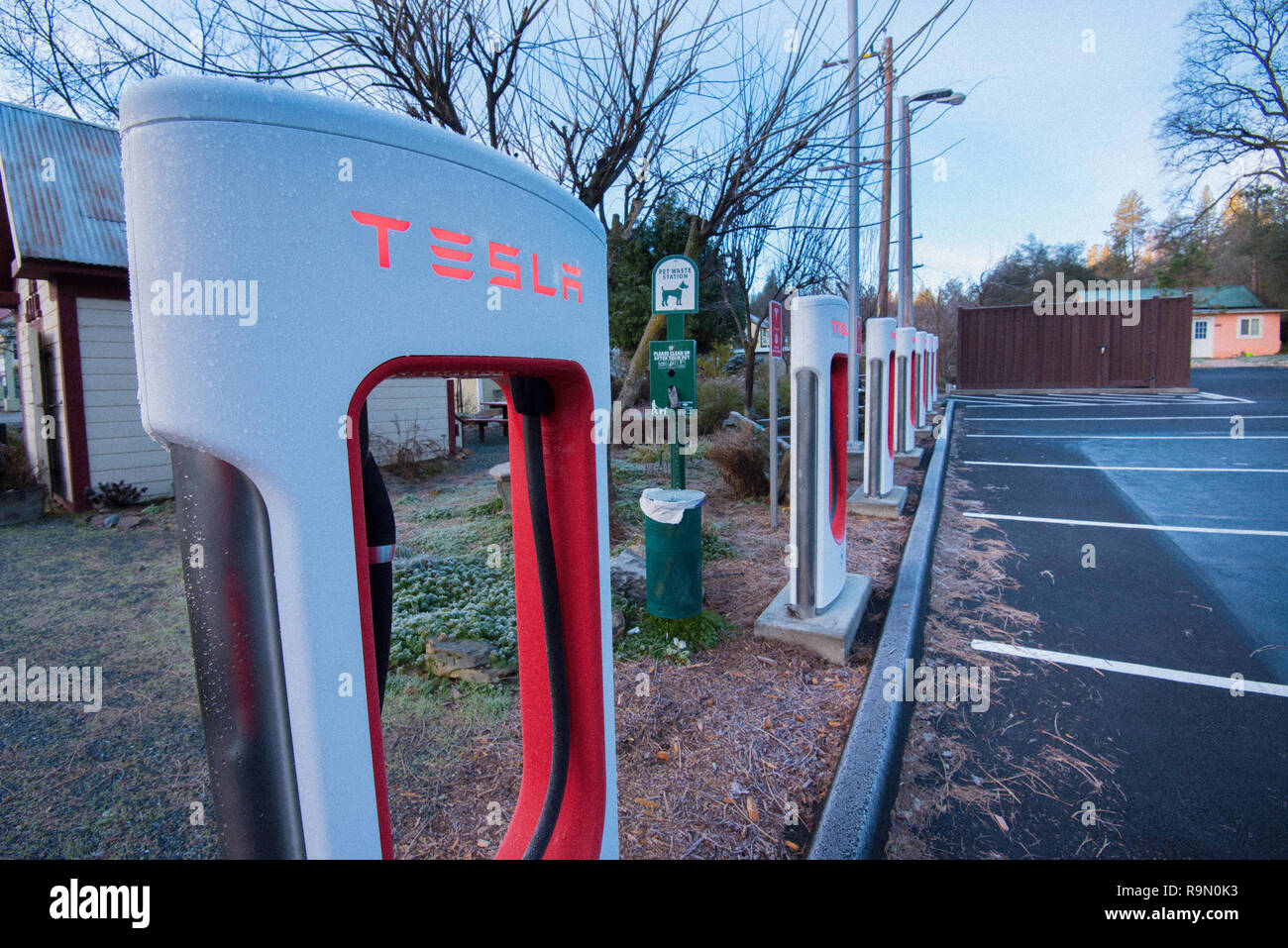 Jan 2017, Groveland, Kalifornien USA: Tesla Elektroautos Ladestationen Linie einen Parkplatz in einem kleinen ländlichen Dorf in der Nähe von Yosemite Valley im Winter Stockfoto