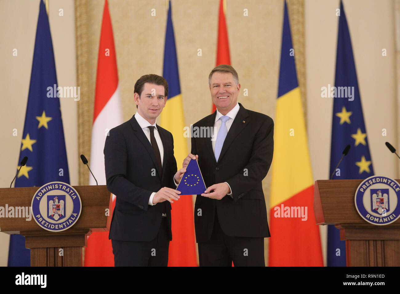 Bukarest, Rumänien - Dezember 21, 2018: Der österreichische Kanzler Sebastian Kurz, Links, schüttelt Hände, während eine EU-Flagge mit dem rumänischen Präsident Klaus ICH Stockfoto