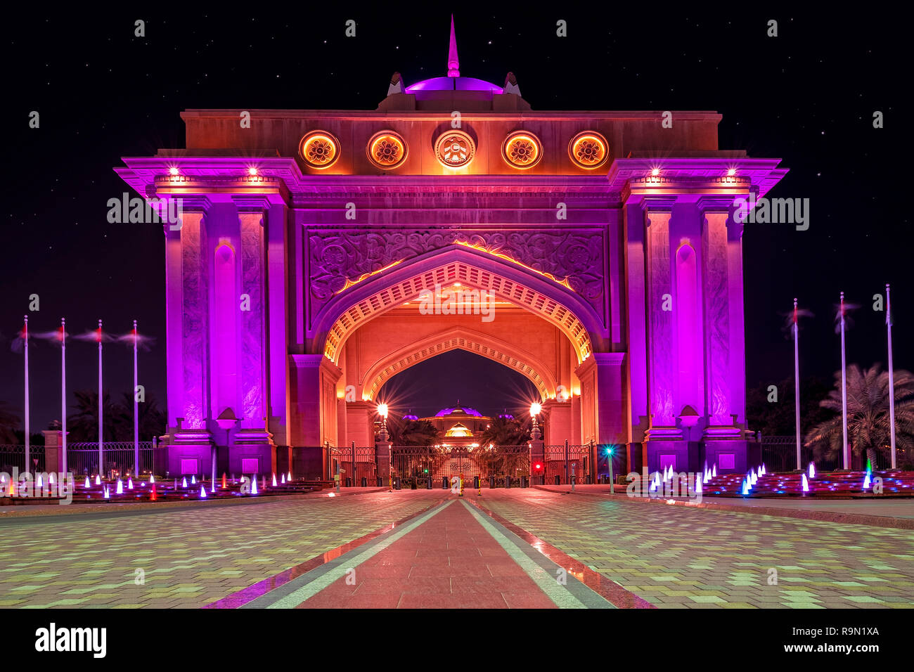 Schöne beleuchtete Vorderansicht des VAE Präsidentenpalast in Abu Dhabi in der Nacht. Stockfoto
