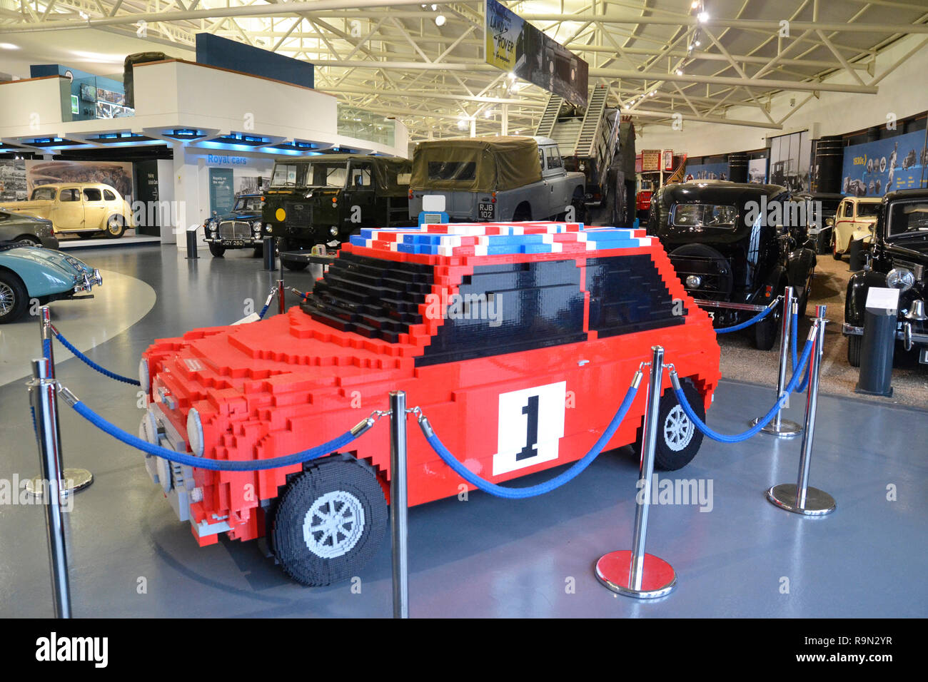 2017 Mini Cooper, Lego-Stil-car durch die Besucher des Museums. Der British Motor Museum Gaydon, Warwickshire, Großbritannien Stockfoto