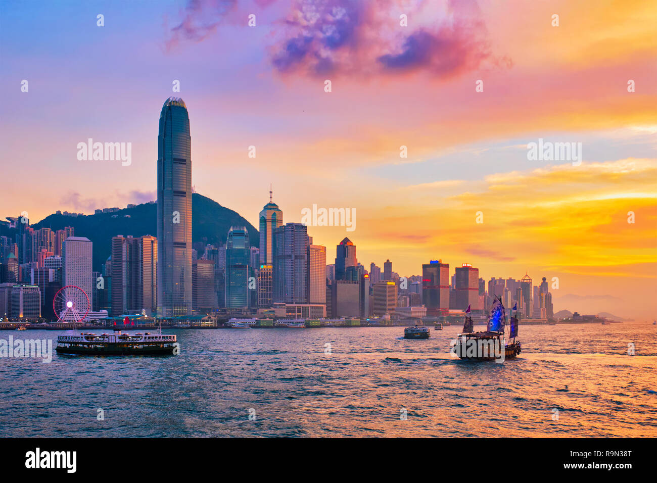 Junk-Boot in Hong Kong Victoria Harbour. Stockfoto