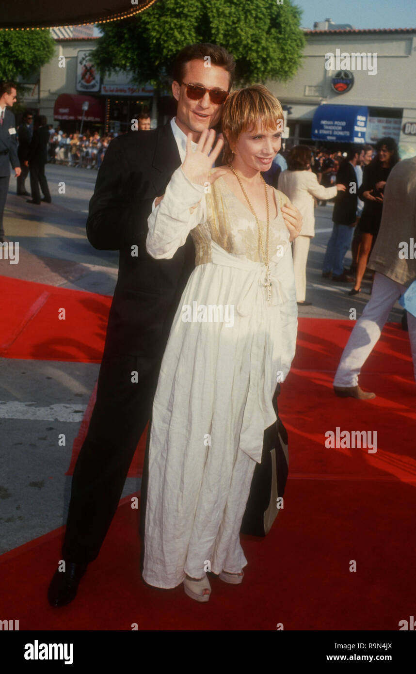 WESTWOOD, CA - 13. Juni: Produzent Barry Josephson und Schauspielerin Rosanna Arquette besuchen Columbia Pictures'' Last Action Hero' am 13. Juni 1993 Bei Mann Dorf Theater in Westwood, Kalifornien. Foto von Barry King/Alamy Stock Foto Stockfoto