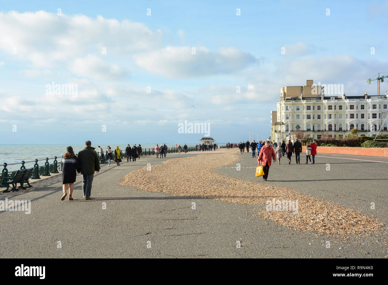 Kieselsteinen bis auf die Brighton Seafront geworfen durch rauhes Wetter, East Sussex, England, Großbritannien Stockfoto