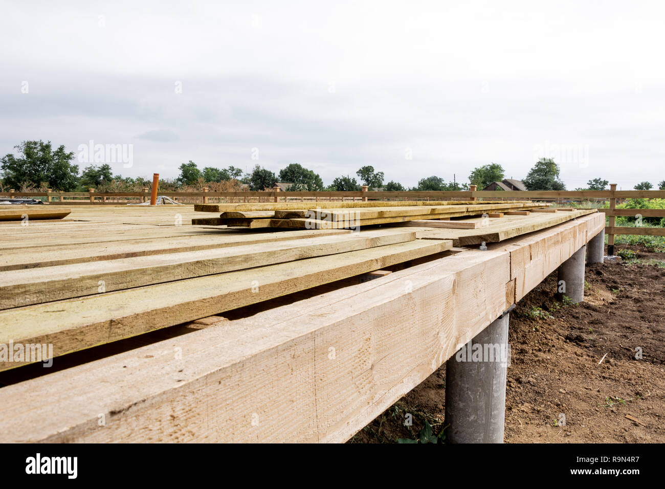 Holzrahmen house Foundation auf die Schraube auf Pfählen, Baustelle Stockfoto