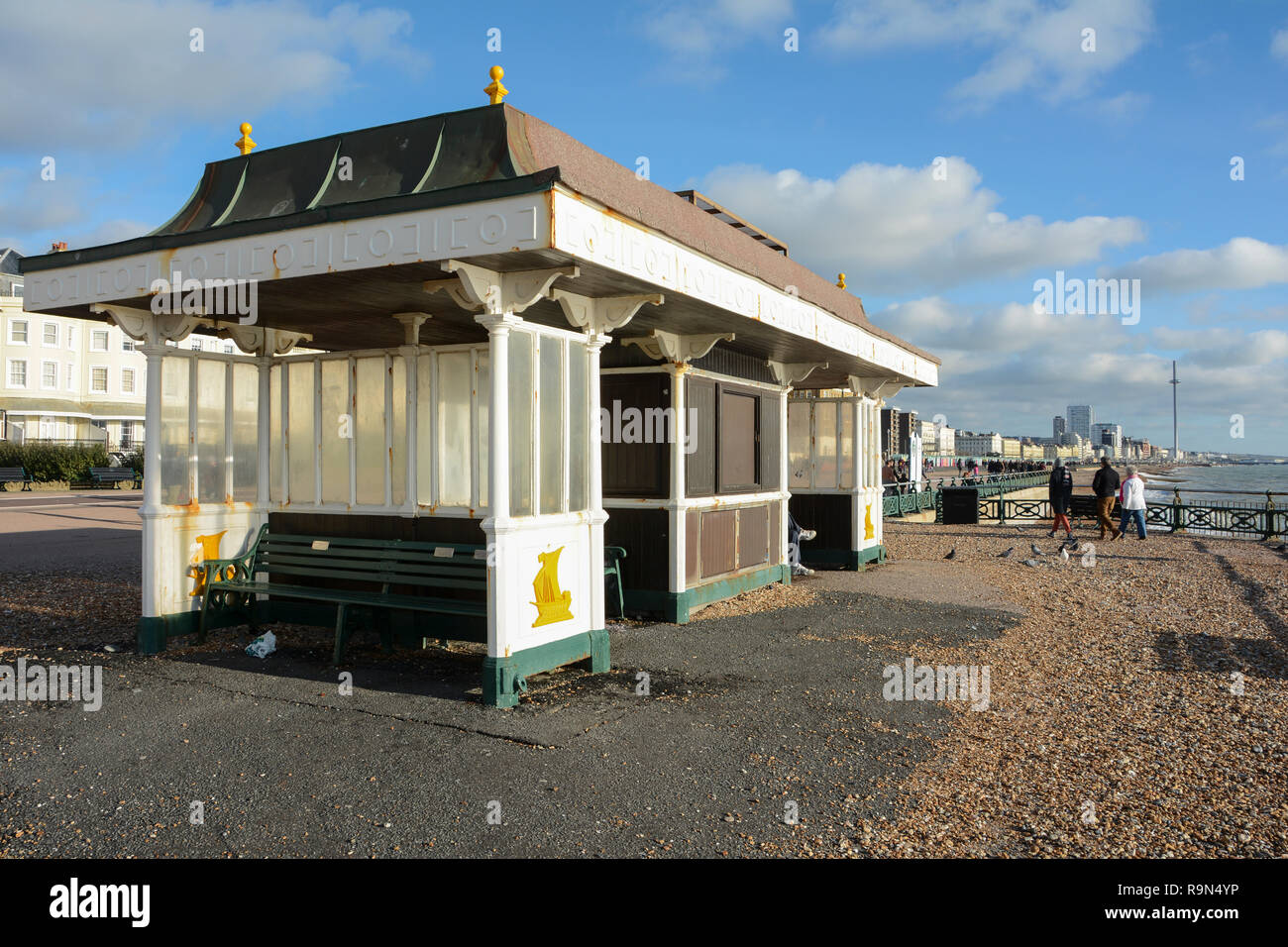 Einen sonnigen Brighton Seafront am Weihnachtstag, East Sussex, England, Großbritannien Stockfoto