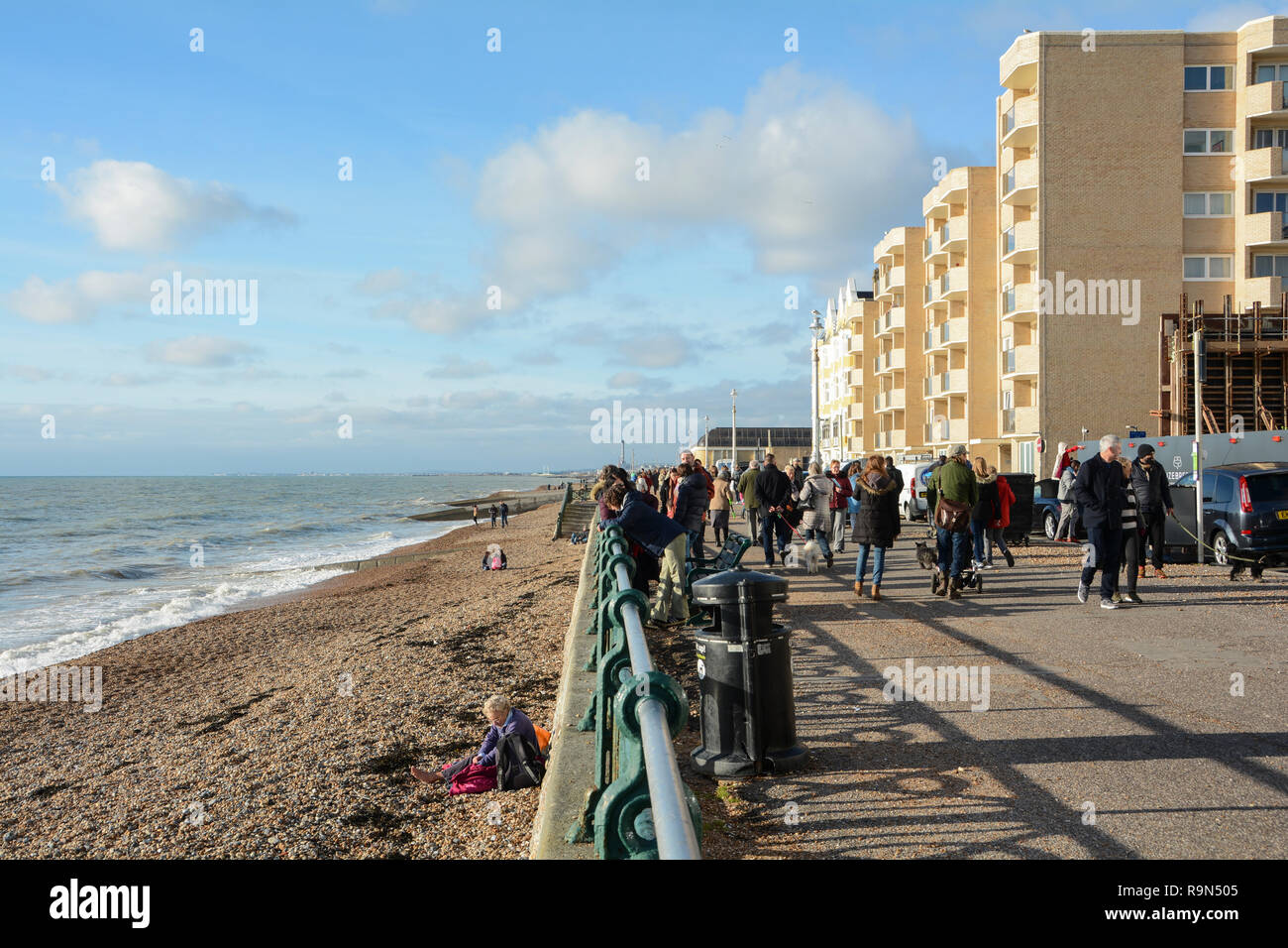 Apartments direkt am Meer an einem sonnigen Brighton Seafront am Weihnachtstag, East Sussex, England, Großbritannien Stockfoto
