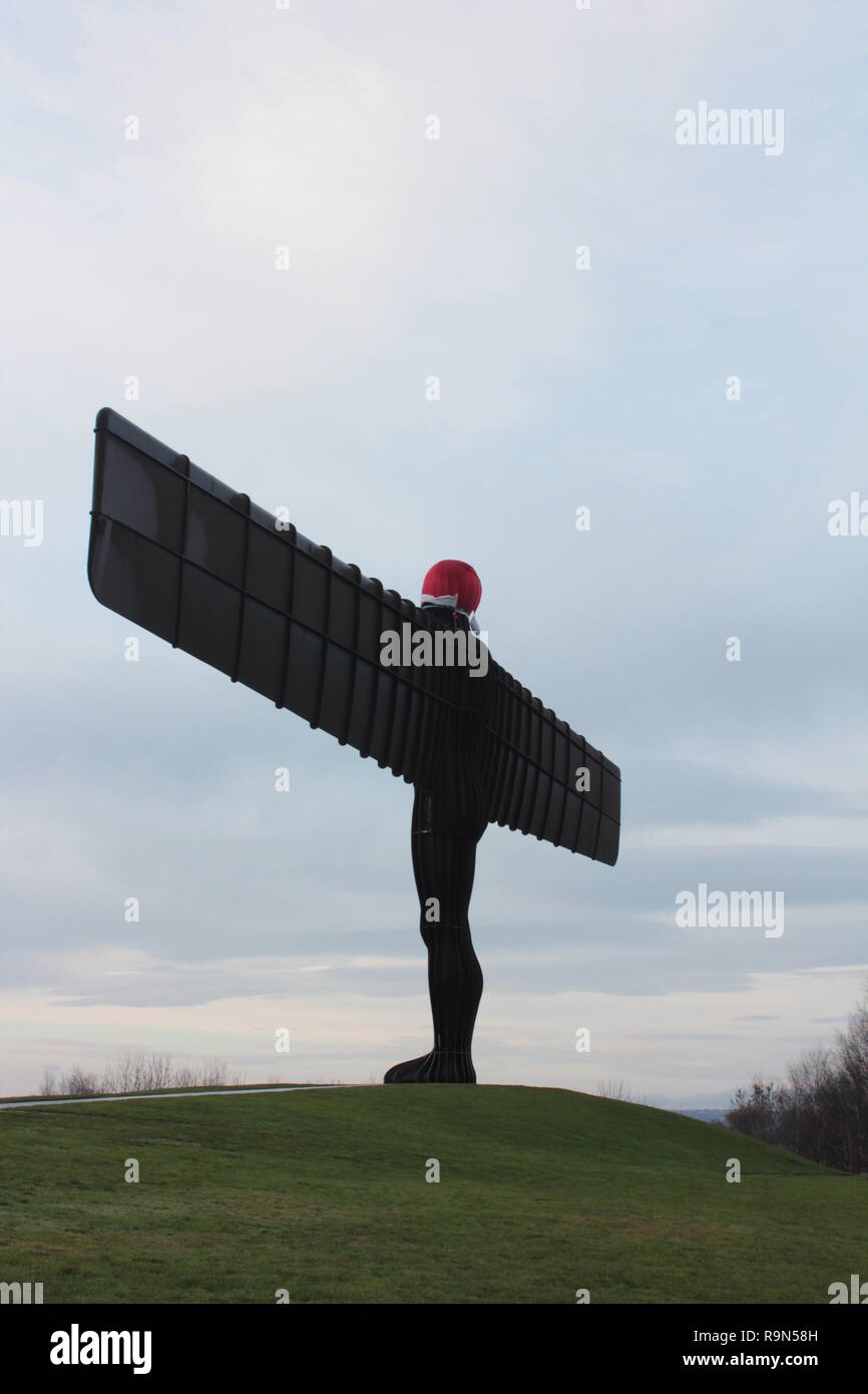 Engel des Nordens mit Santa Clause Hut & Der Mond - Gateshead - Engel des Nordens. Newcastle upon Tyne, Großbritannien, 26. Dezember 2018. DavidWhinham/AlamyLi Stockfoto