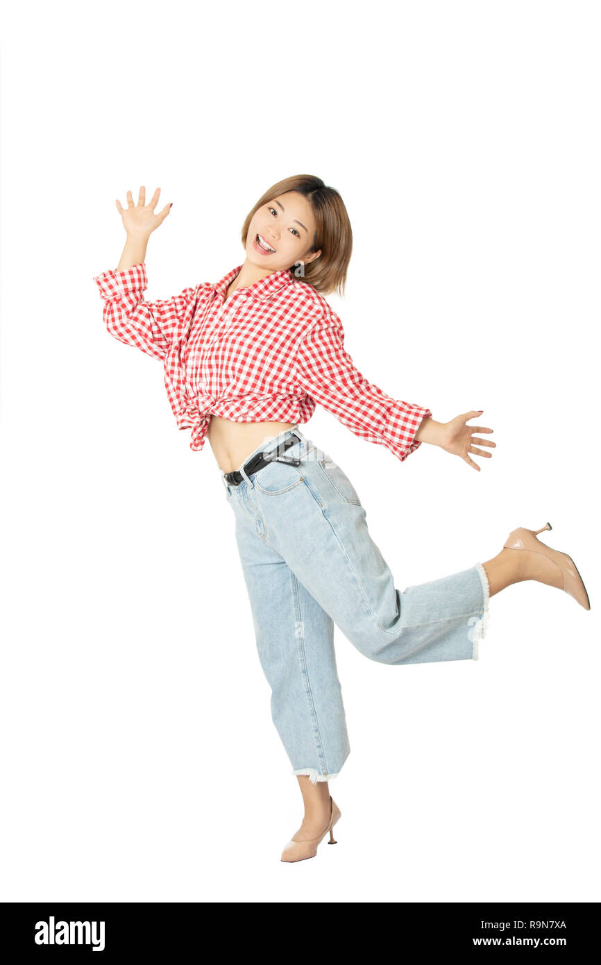 Schöne chinesische Amerikanerin in Freizeitkleidung auf weißem Hintergrund springen gekleidet Stockfoto