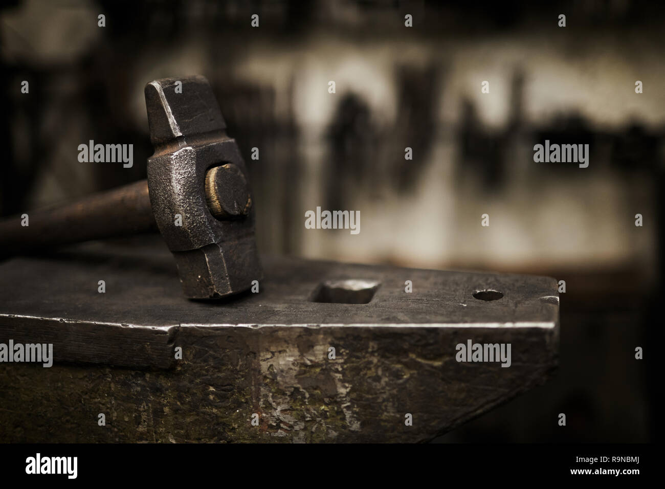 Hammer und Amboss im Schmiedehandwerk Stockfoto