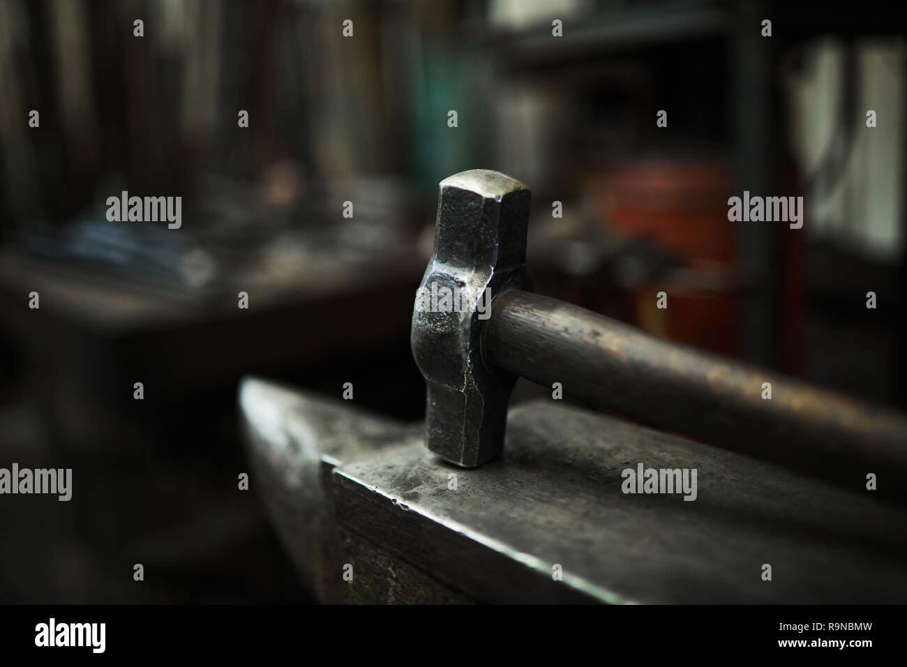 Stahl Hammer auf den Amboss Stockfoto