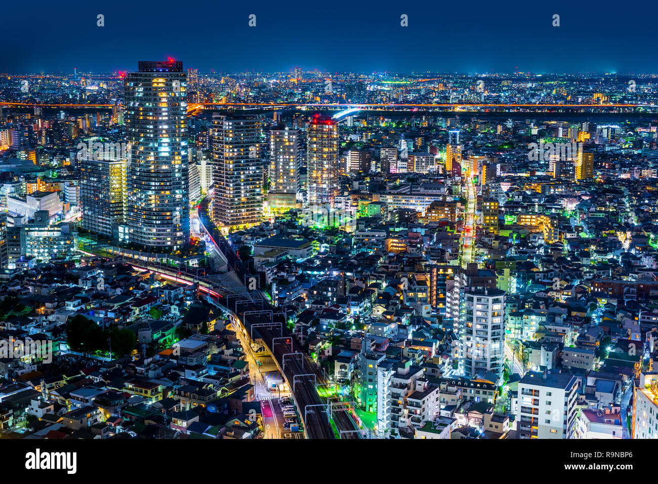 Asien Business Konzept für Immobilien und Corporate Bau - Panoramablick auf die Skyline der Stadt Antenne Nacht Sicht unter Neon Nacht in Koto Bezirk, t Stockfoto