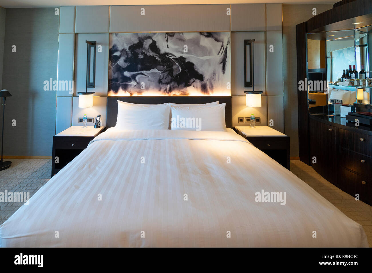 Schlafzimmer Innenraum von Shangri La Hotel in Dubai, Vereinigte Arabische Emirate Stockfoto