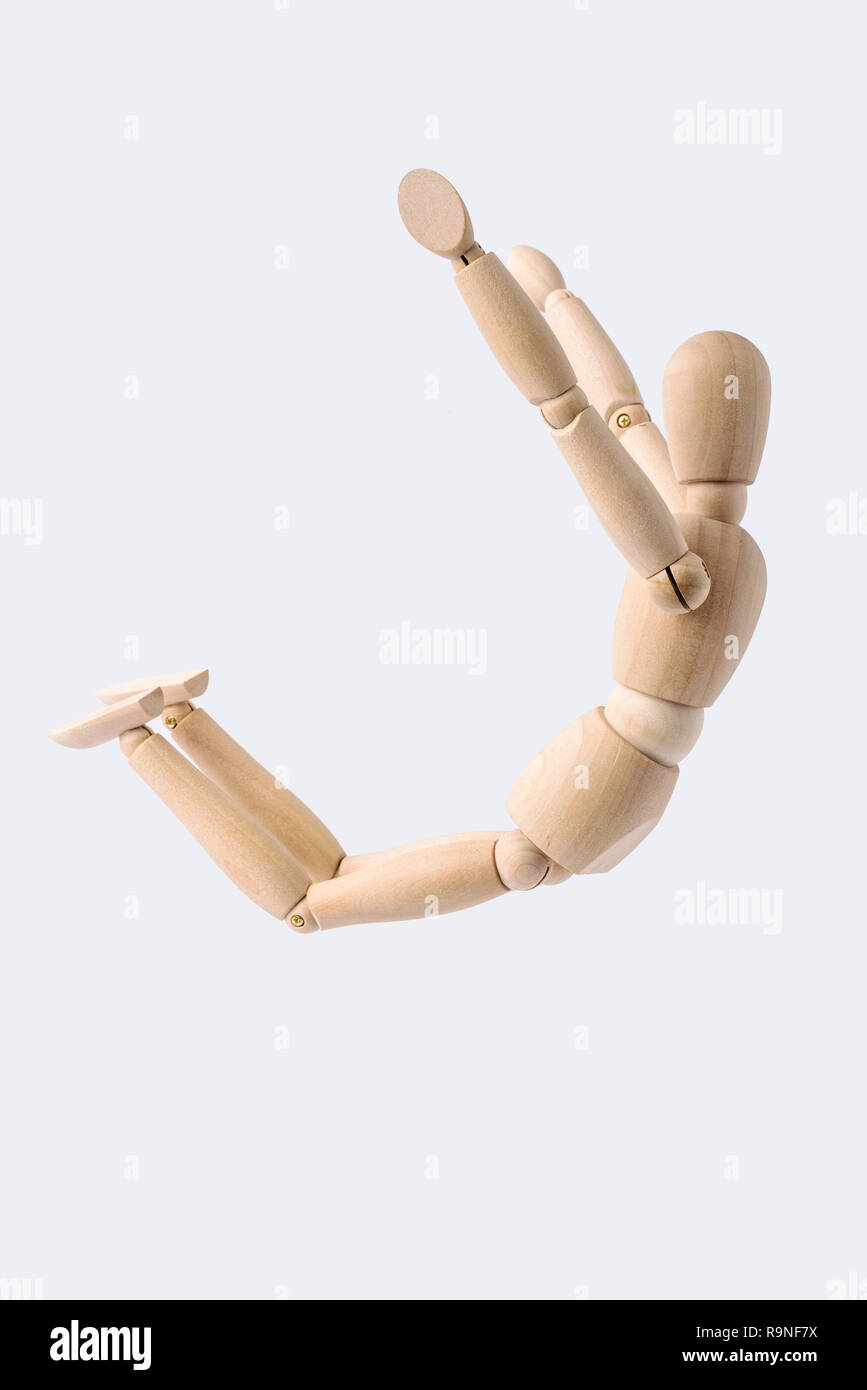 Business- und Designkonzept - frei fallender wooden mannequin auf weißem Hintergrund Stockfoto
