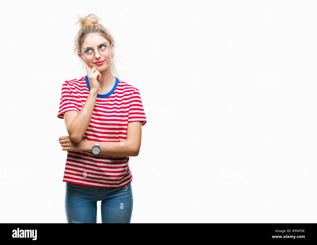 Junge hübsche blonde Frau Brille über isolierte Hintergrund mit der Hand am Kinn über die Frage denken, nachdenklichen Ausdruck. Lächelnd mit Du Stockfoto