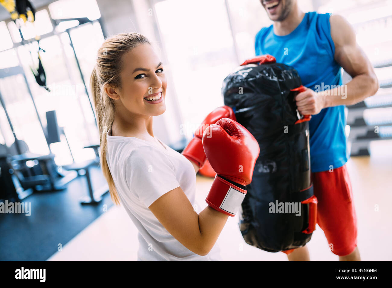 Gruppe von gesunden Menschen in Fitnessstudio Fitness Stockfoto