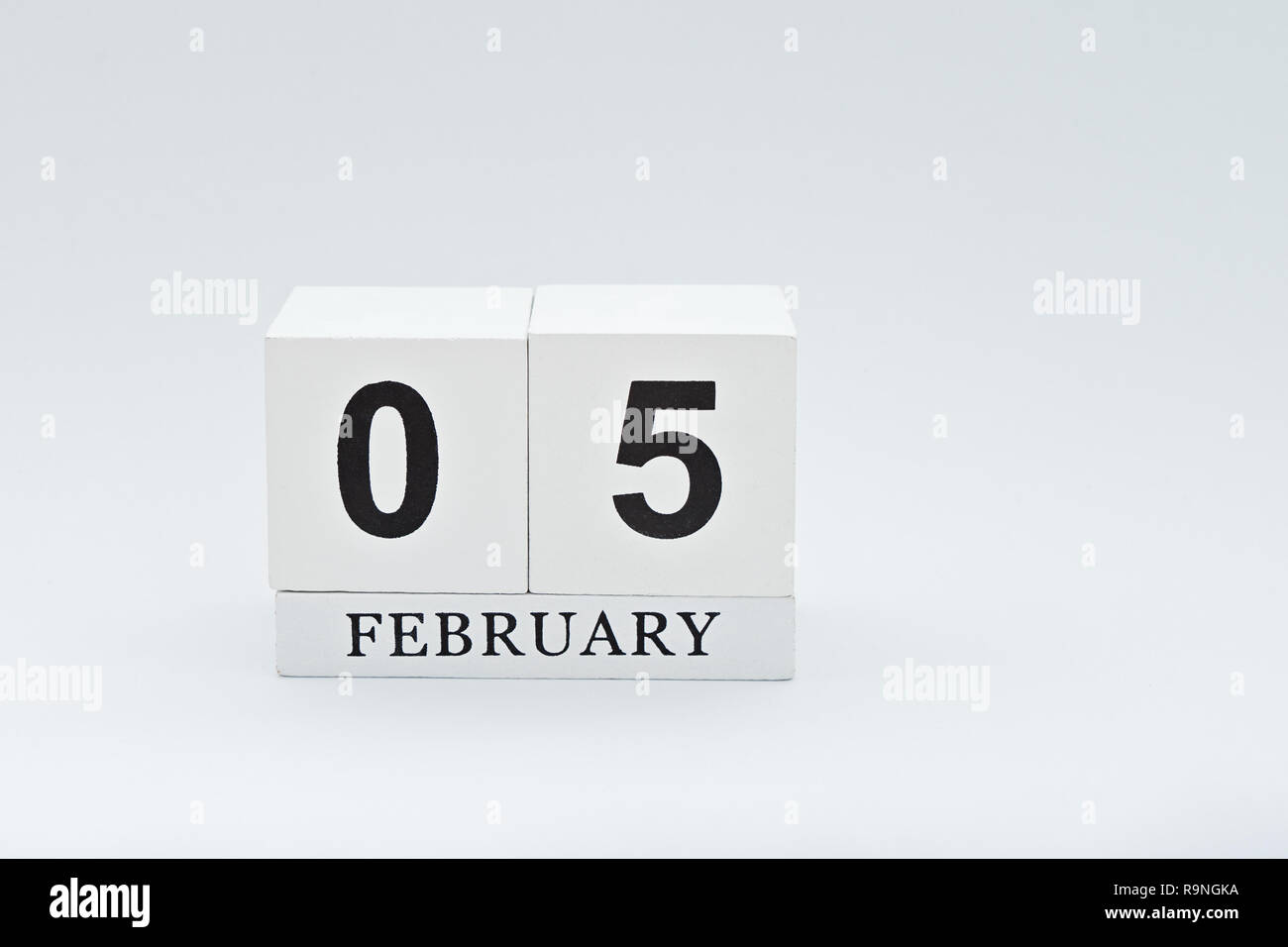 Weiß Holz- Kalender mit 5.Februar Datum ist das Chinesische Neujahr. Minimal Style Grußkarte das chinesische Neujahr zu feiern. Stockfoto