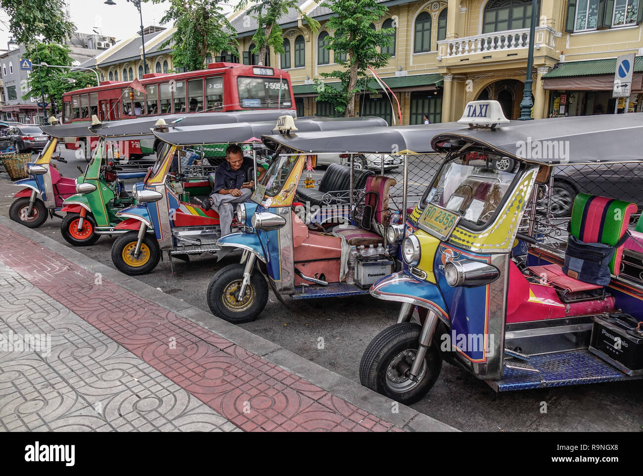 Bangkok, Thailand - 16.September 2018. Tuk Tuk Taxi auf der Straße in Bangkok, Thailand. Tuk-tuks oder Sam Lor (dreirädrige) verwendet jeder bevorzugte Methode zum o Stockfoto