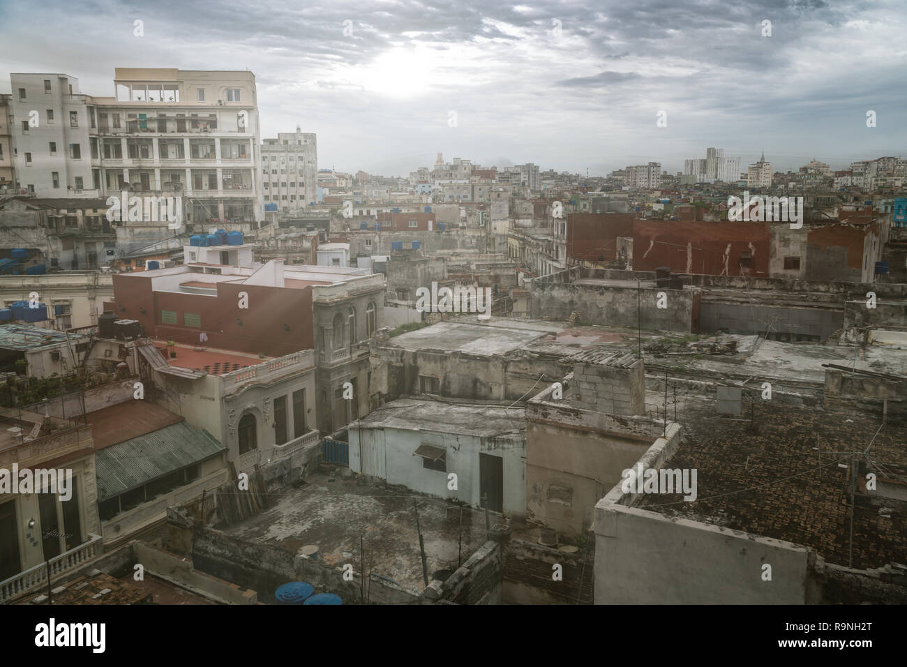 Panoramablick über die Dächer der Stadt Havanna in Kuba. Das heruntergekommene Gebäude meist im kolonialen Stil ein besonderes Flair für Besucher und Tour bieten Stockfoto