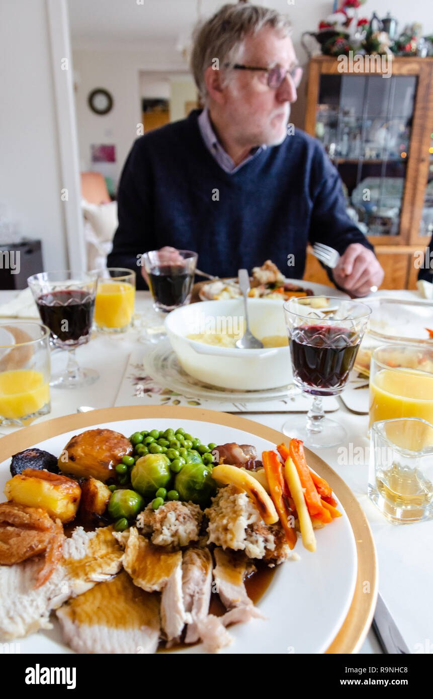 Eine Nahaufnahme eines Weihnachtsessen gebratenes Huhn und Schwein mit Bratkartoffeln, Soße und Gemüse. Stockfoto