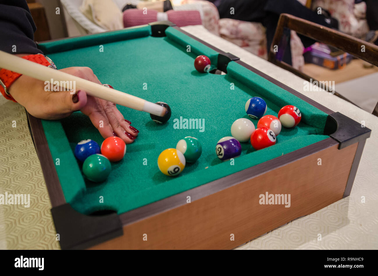 Ein Spiel der Pool auf einer kleinen, Tischplatte Billardtisch. Stockfoto