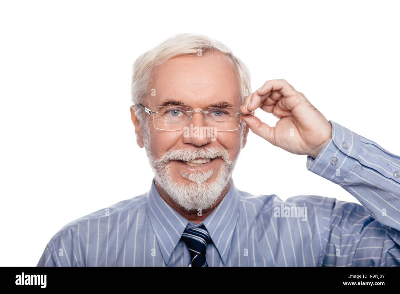 Sehen Sie die Welt besser. Positive älterer Mann seine Brille ajusting und Kamera. Stockfoto