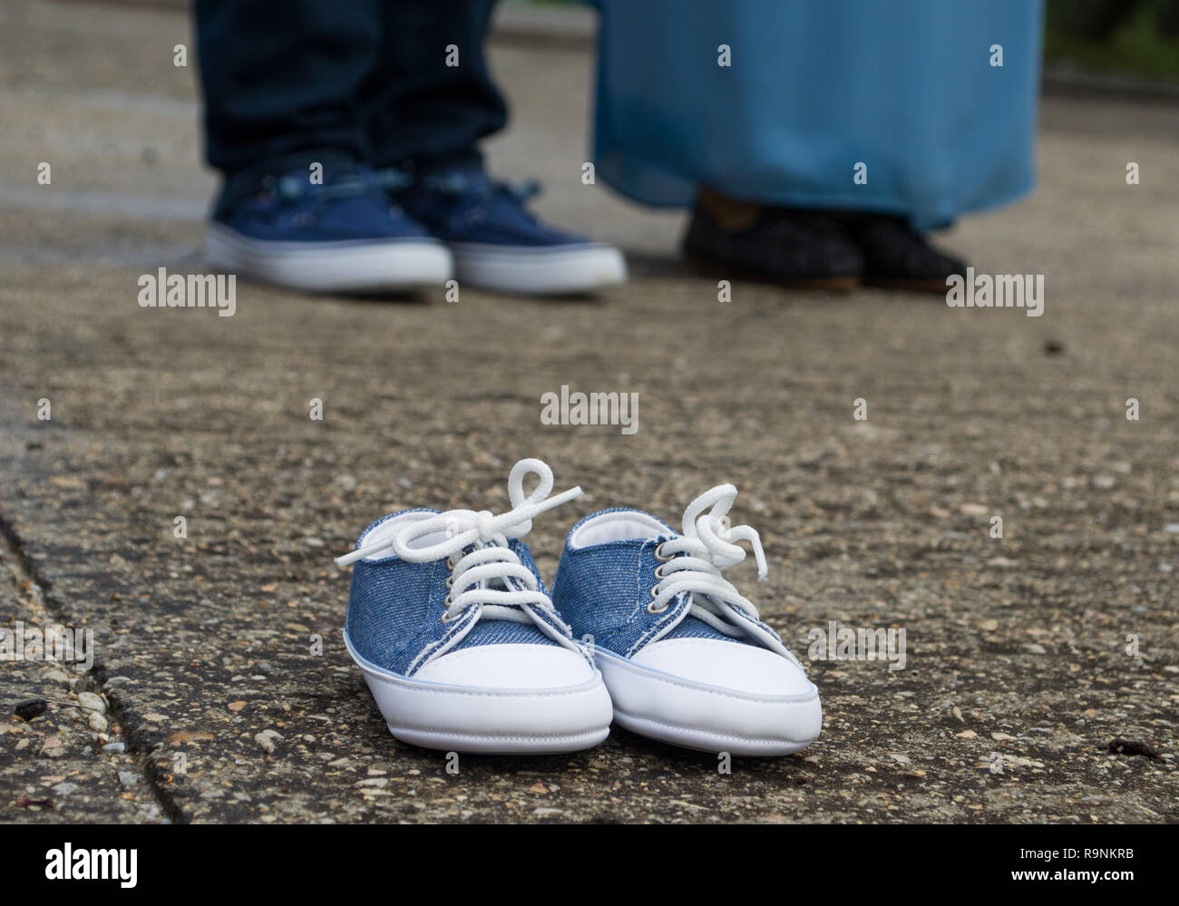 Schwangerschaft Ankündigung mit Baby Schuhe Stockfoto