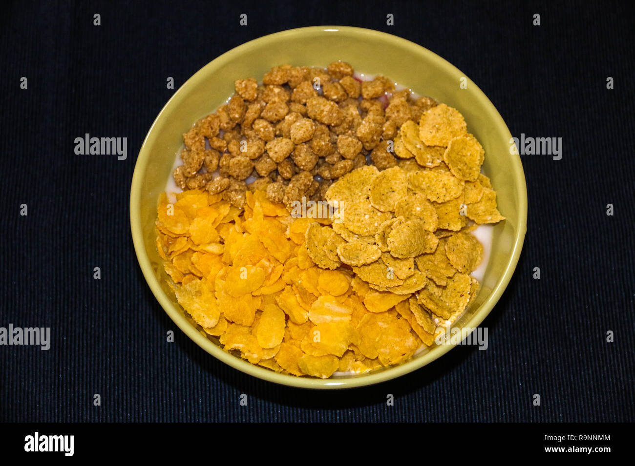 Morgen essen mit verschiedenen Müsli. Mais, Hafer, Dinkel und Reis Milch. Stockfoto