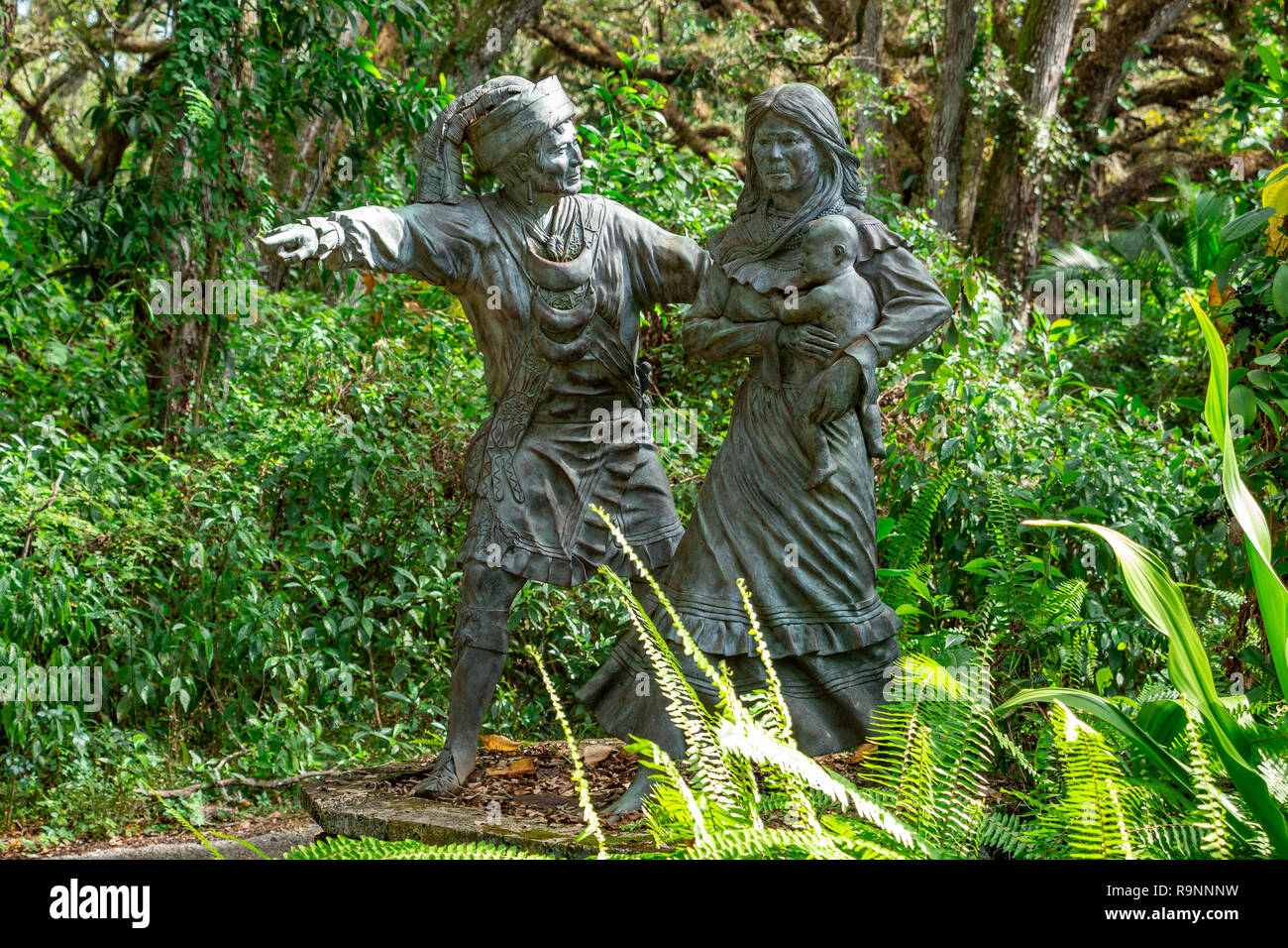 Statue des Führers von Miccosukee Sam Jones (Ar-pi-uck-i/Abiaka), der Frauen und Kinder in Sicherheit bringt - Pine Island Ridge Natural Area, Davie, Florida, USA Stockfoto