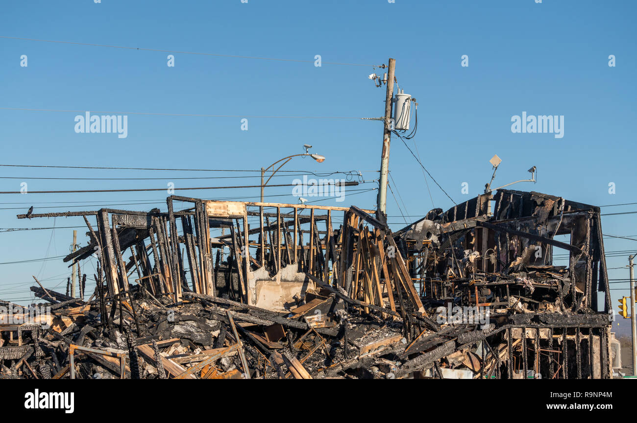 Ausgebrannt bleibt eines Bürogebäudes durch Feuer zerstört Stockfoto