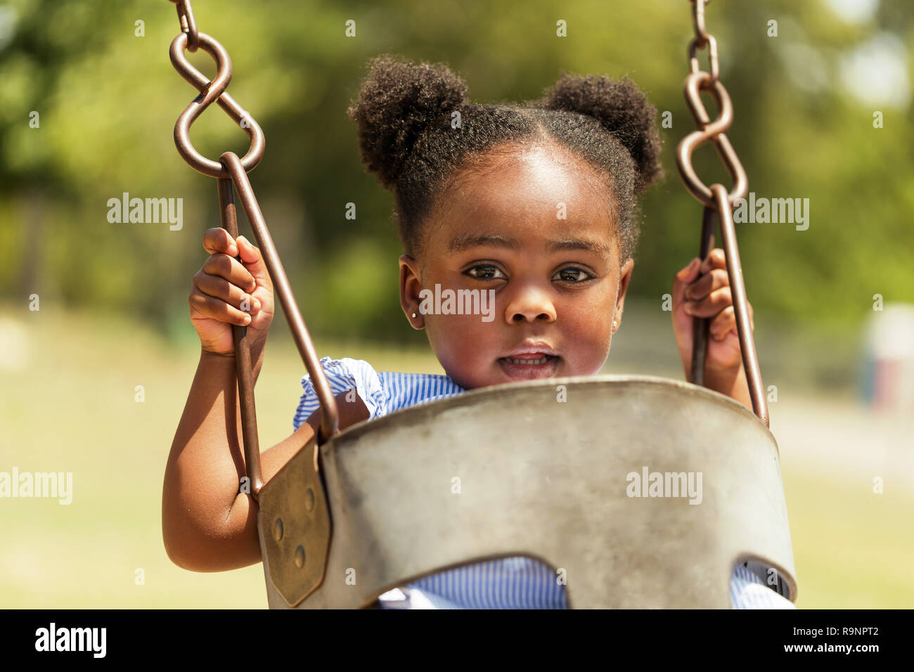 Süße kleine afrikanische amerikanische Schwingen auf den Park. Stockfoto