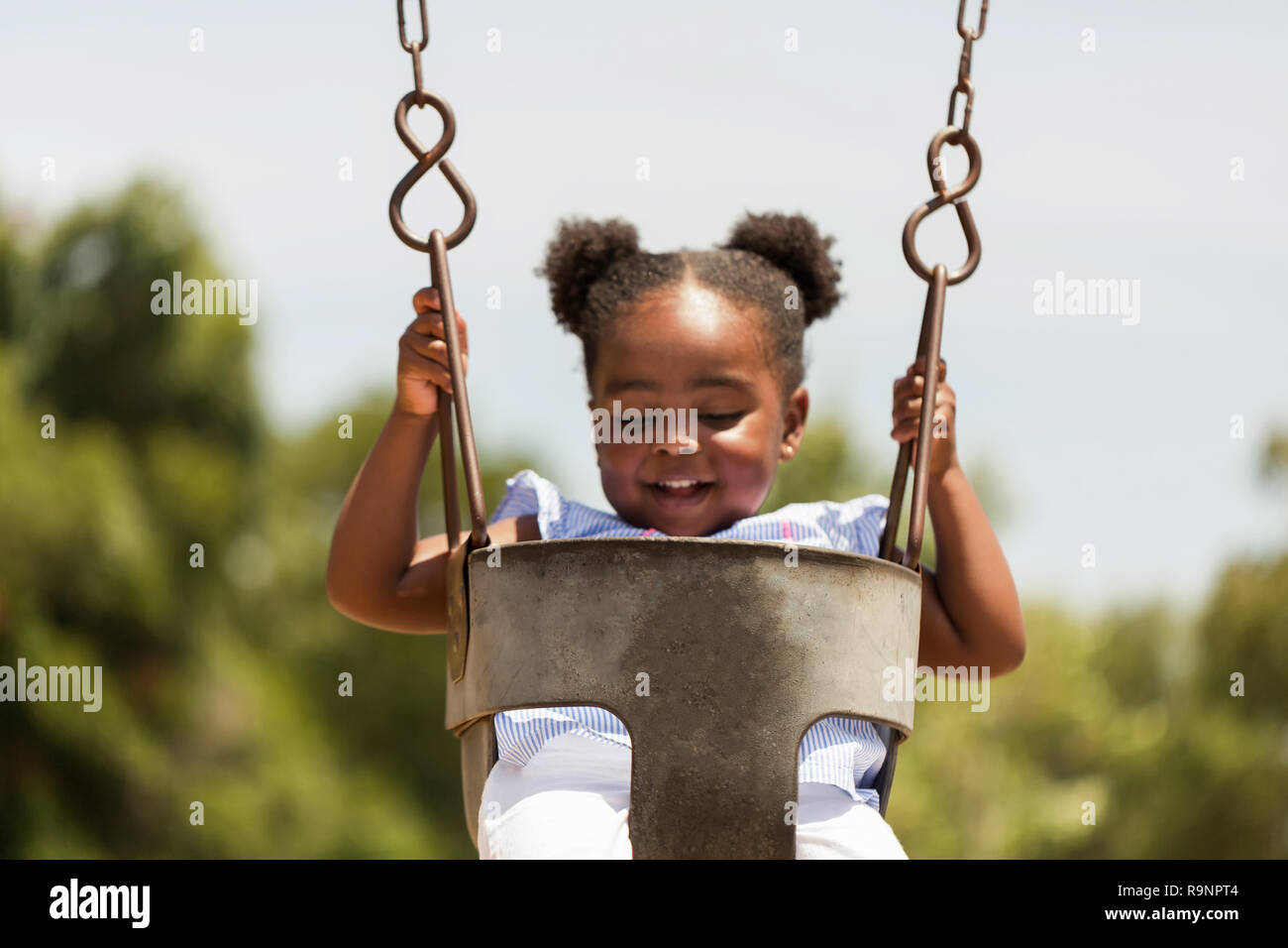 Süße kleine afrikanische amerikanische Schwingen auf den Park. Stockfoto